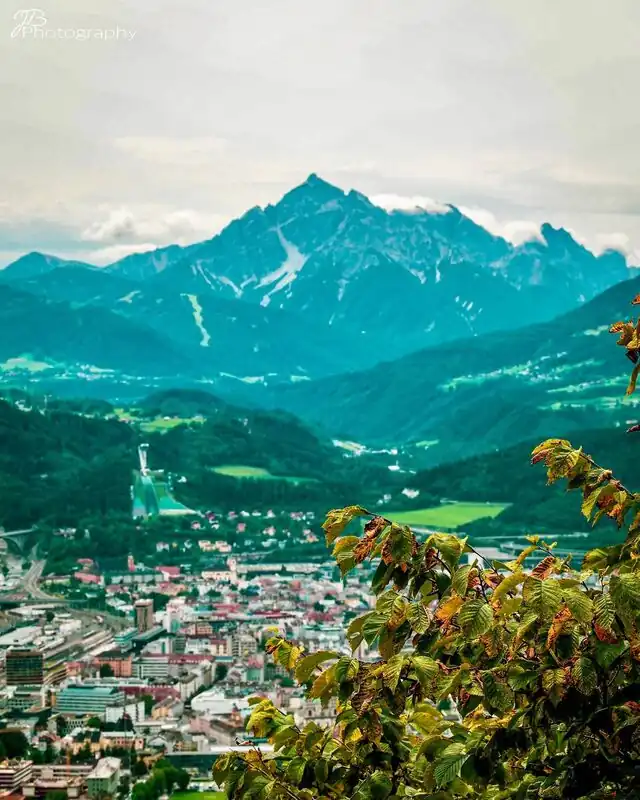 Berge über Stadt