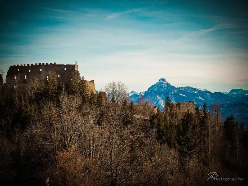 Burgruine im Gebirgslicht